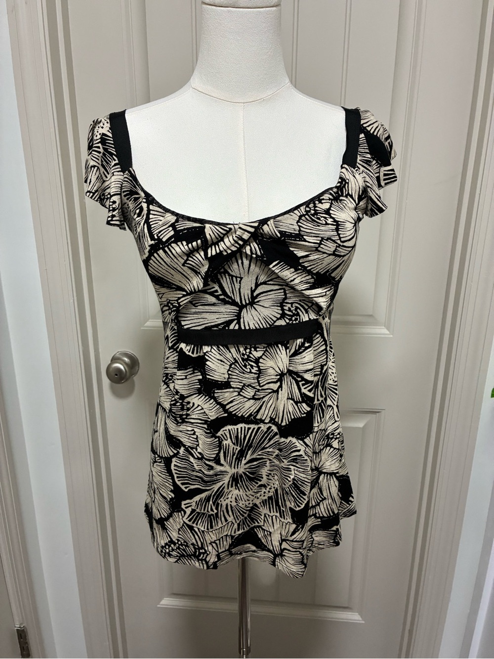 Weston Wear Black and Cream Floral Cap-Sleeve Top